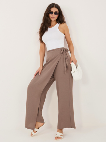 Brązowe spodnie wide leg na lato