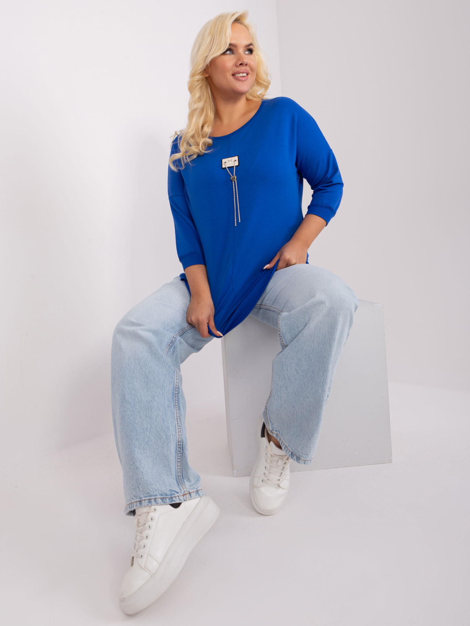 Hurtownia Ciemnoniebieska damska bluzka plus size ze ściągaczem