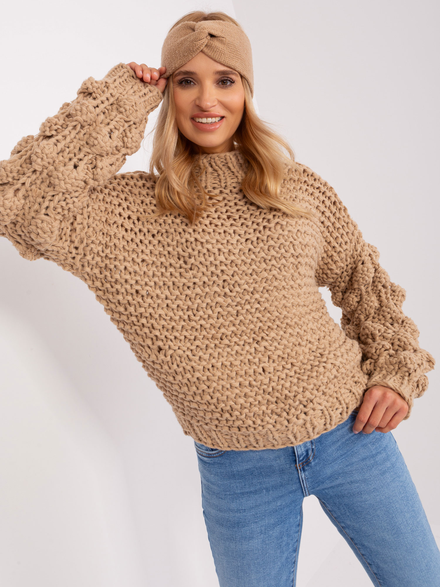 Beżowy sweter oversize z okrągłym dekoltem