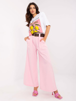 Hurt Biały damski t-shirt z poduszkami na ramionach