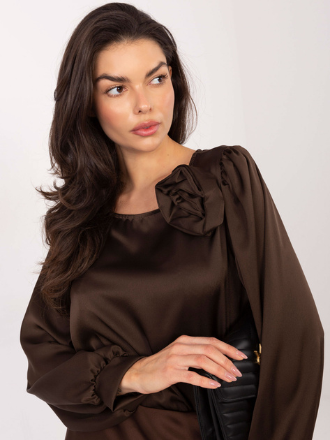 Czekoladowa elegancka bluzka z ozdobną różą