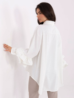 Ecru wizytowa koszula z falbanami przy rękawach