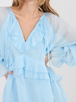 Jasnoniebieska długa sukienka z żabotem 