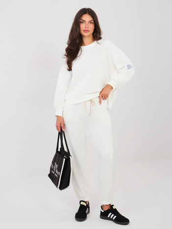 Ecru komplet ze spodniami joggerami