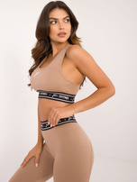 Hurt Ciemnobeżowy sportowy crop top z nadrukiem FOR FITNESS