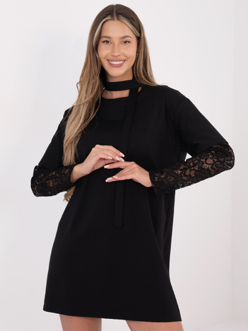 Czarna prosta sukienka z koronkowymi rękawami