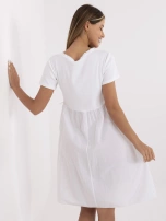 Weißes Sommerkleid mit V-Ausschnitt.