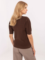 Brauner Damenpullover mit kurzen Ärmeln.