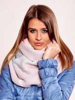 Jasnoróżowy szal z dzianiny