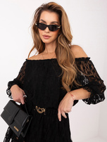 Czarny koronkowy kombinezon z odkrytymi ramionami