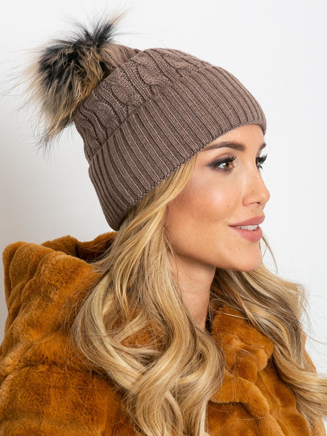 Ciemnobeżowa czapka ze ściągaczem i futrzanym pomponem