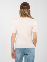 Jasnoróżowy damski sweter o dopasowanym kroju