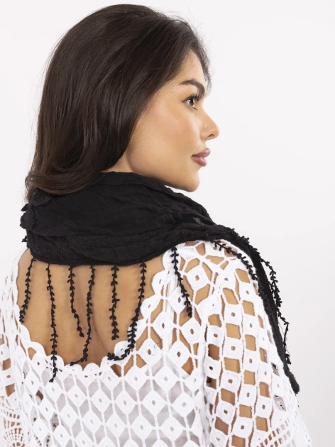 Czarna trójkątna chusta z warkoczami