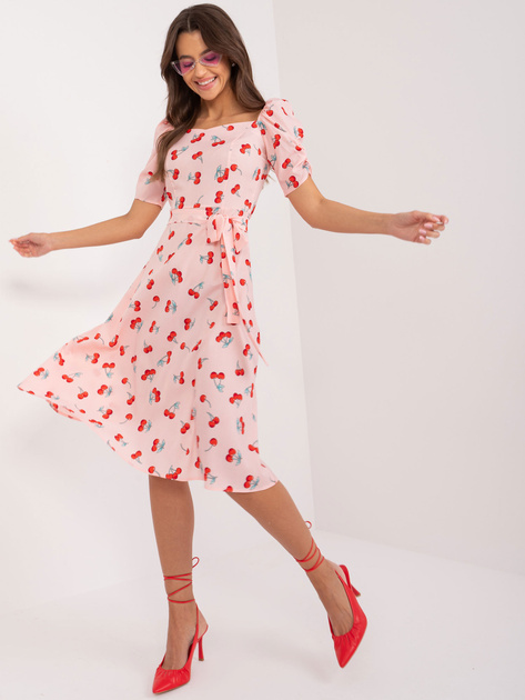 Hurtownia Jasnoróżowa rozkloszowana sukienka z paskiem