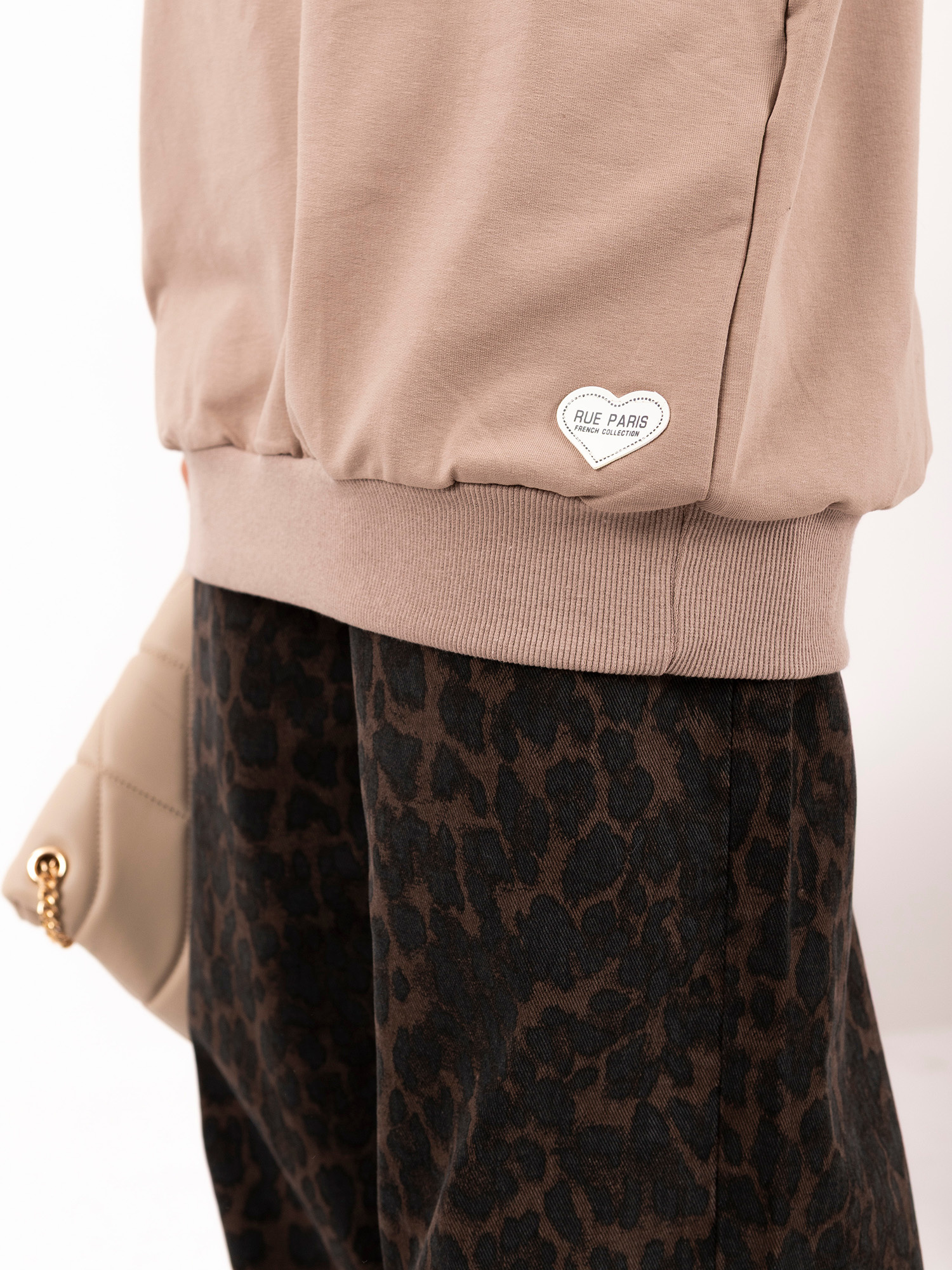Dunkelbeige Kleid mit Tasche Hanely RUE PARIS.