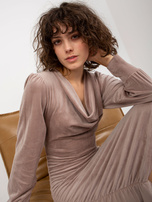 Hurt Ciemnobeżowa welurowa sukienka koktajlowa z marszczeniem RUE PARIS