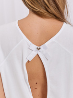 Weiße Basic-Bluse mit kurzen Ärmeln.
