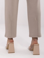 Ciemnobeżowe dresowe spodnie basic z wiązaniem