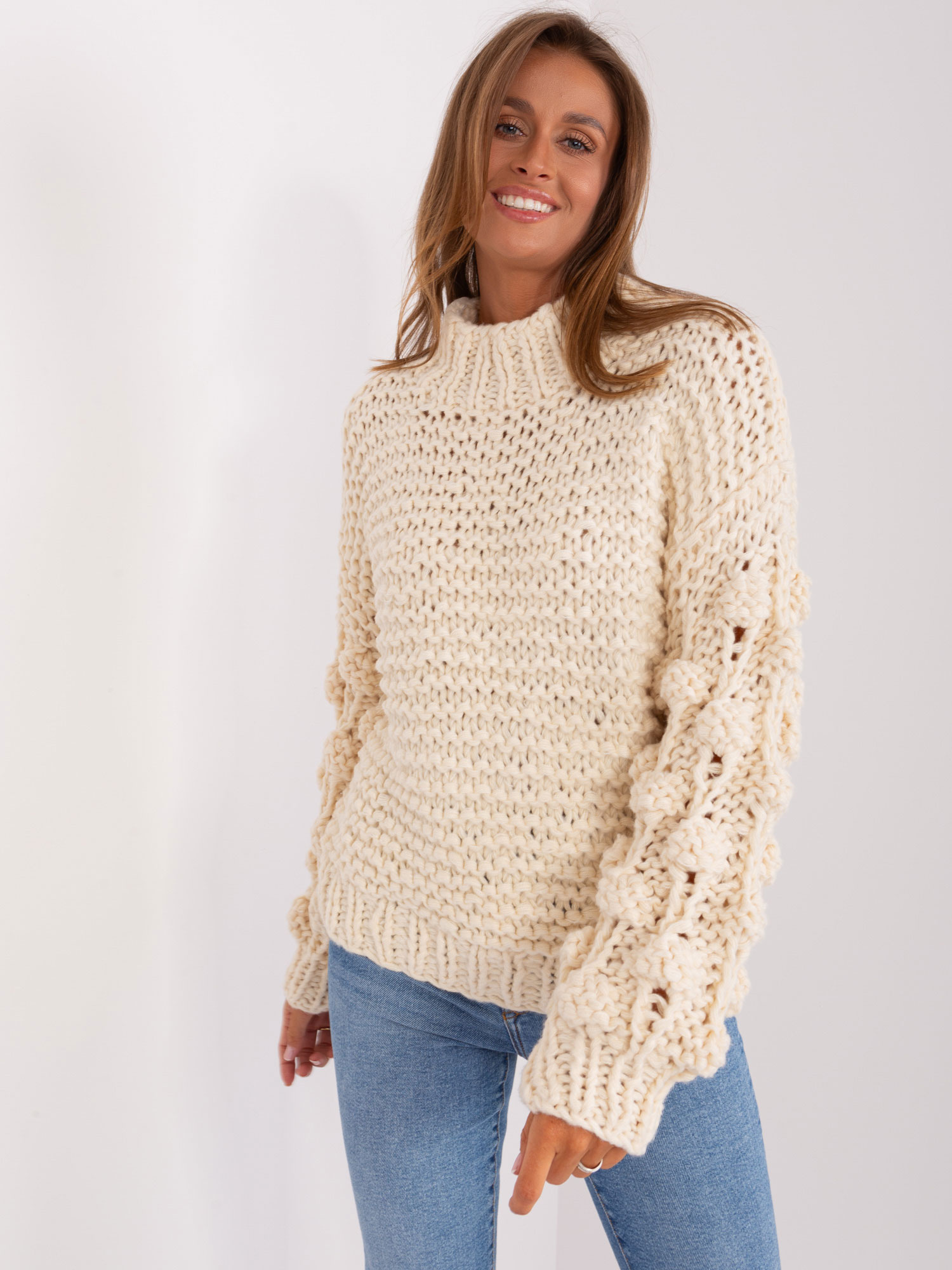 Jasnobeżowy sweter oversize z grubym splotem