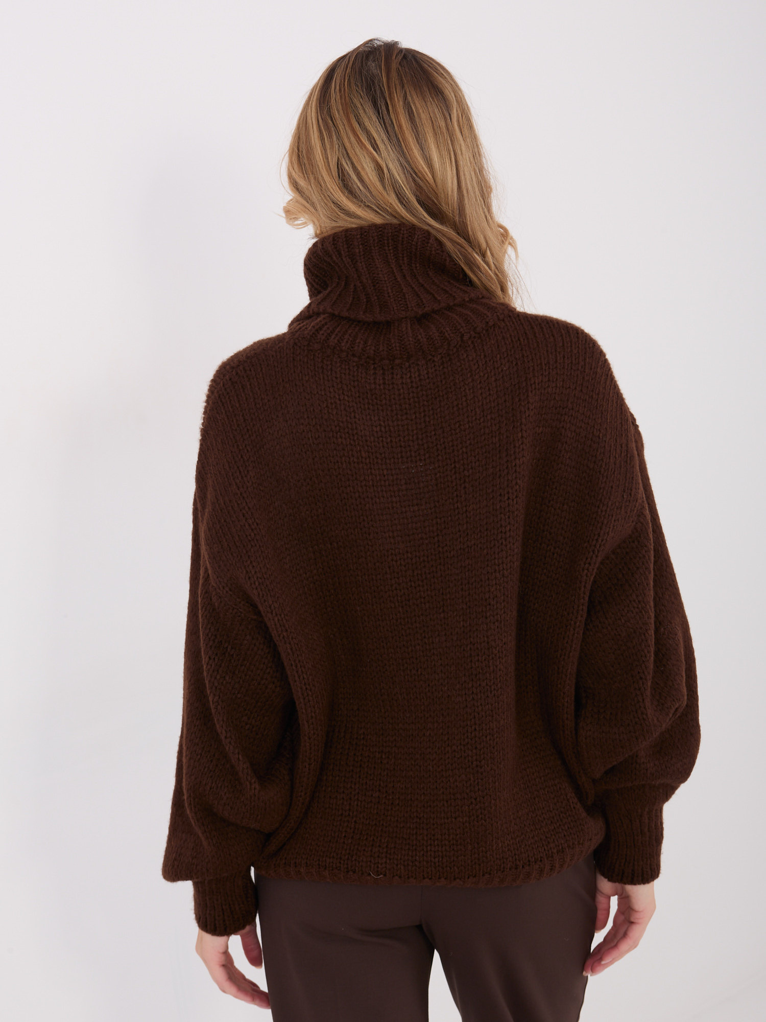 Dunkelbrauner Damenpullover im Oversize-Schnitt.