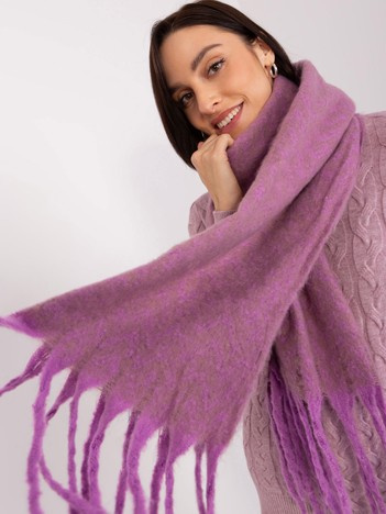 Lila-dunkelbeige Schal mit Fransen.