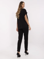 Czarny damski komplet z naszywkami w kształcie V