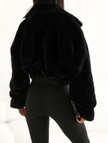 Schwarze kurze Pelzjacke mit Kragen.