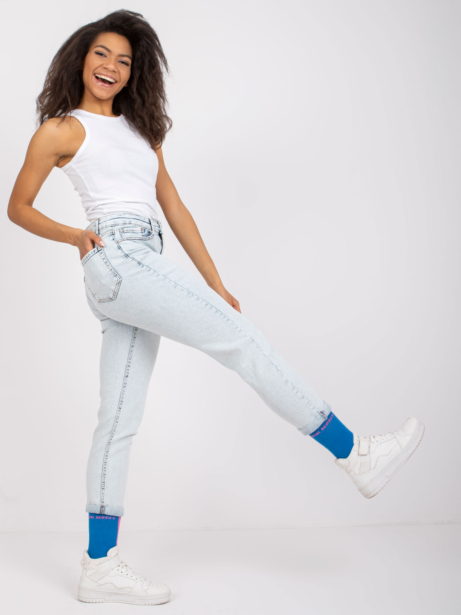 Jasnoniebieskie spodnie mom jeans Lotta 