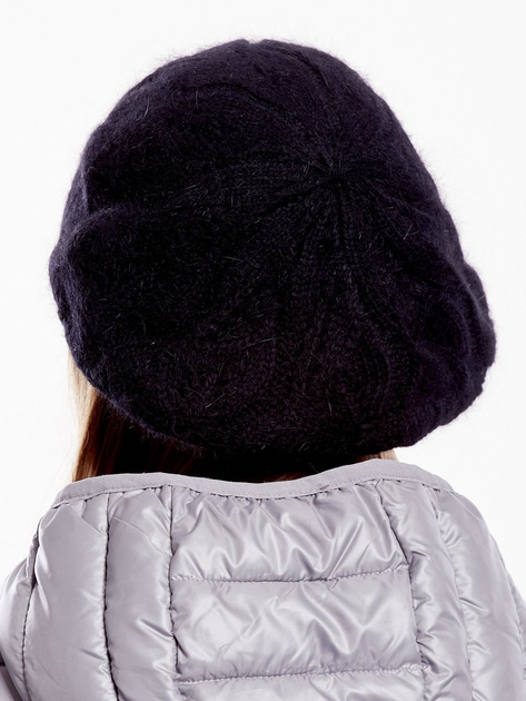 Czarna czapka dzianinowa