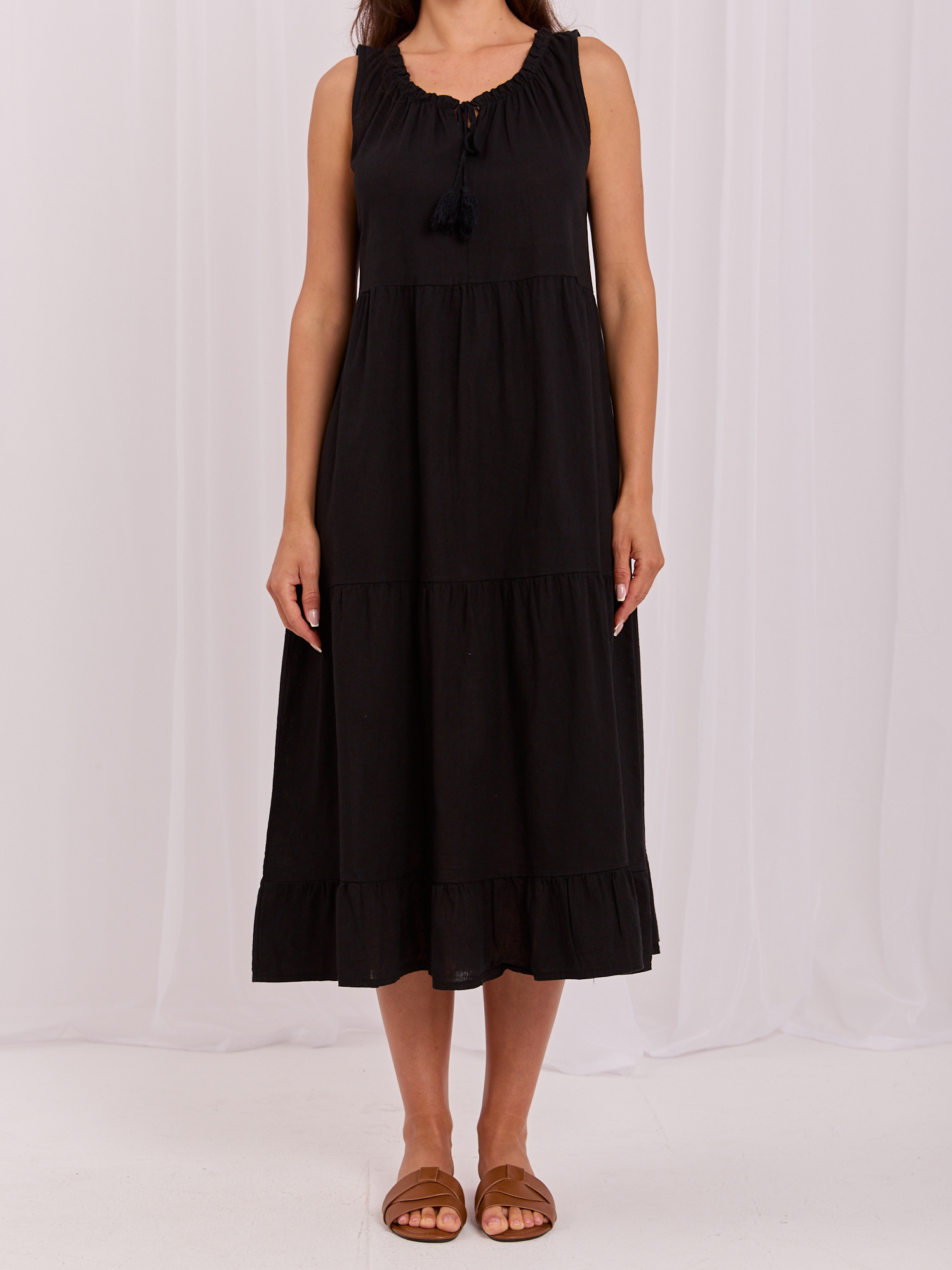 Schwarzes Maxikleid aus Leinen.