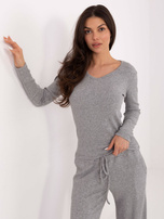 Szary prążkowany sweter z domieszką wiskozy 