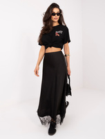 Czarny damski t-shirt z małym nadrukiem