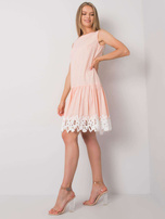 Pfirsichfarbenes Kleid mit Rüsche von Frederica.