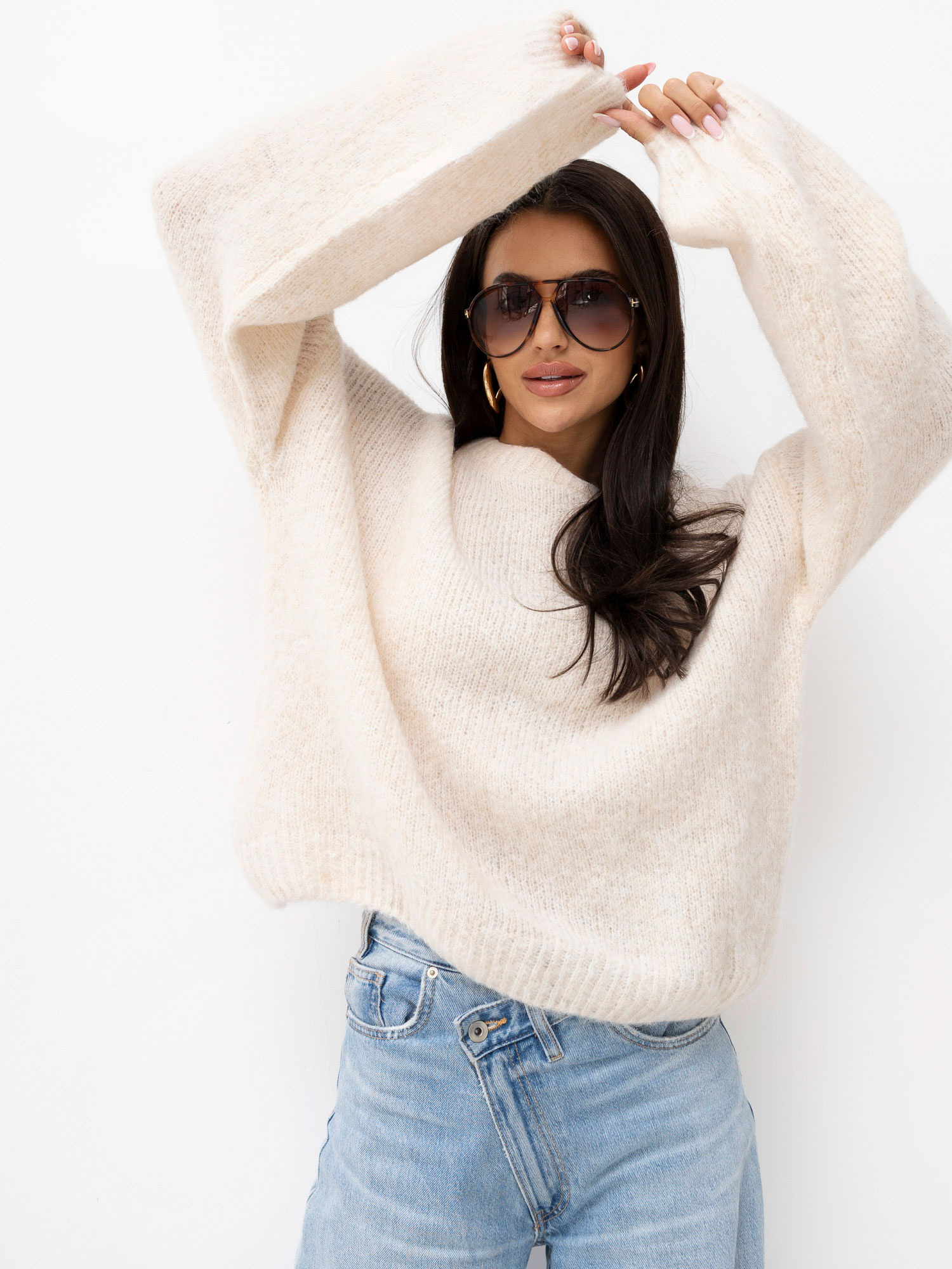 Jasnobeżowy sweter oversize z bufiastymi rękawami