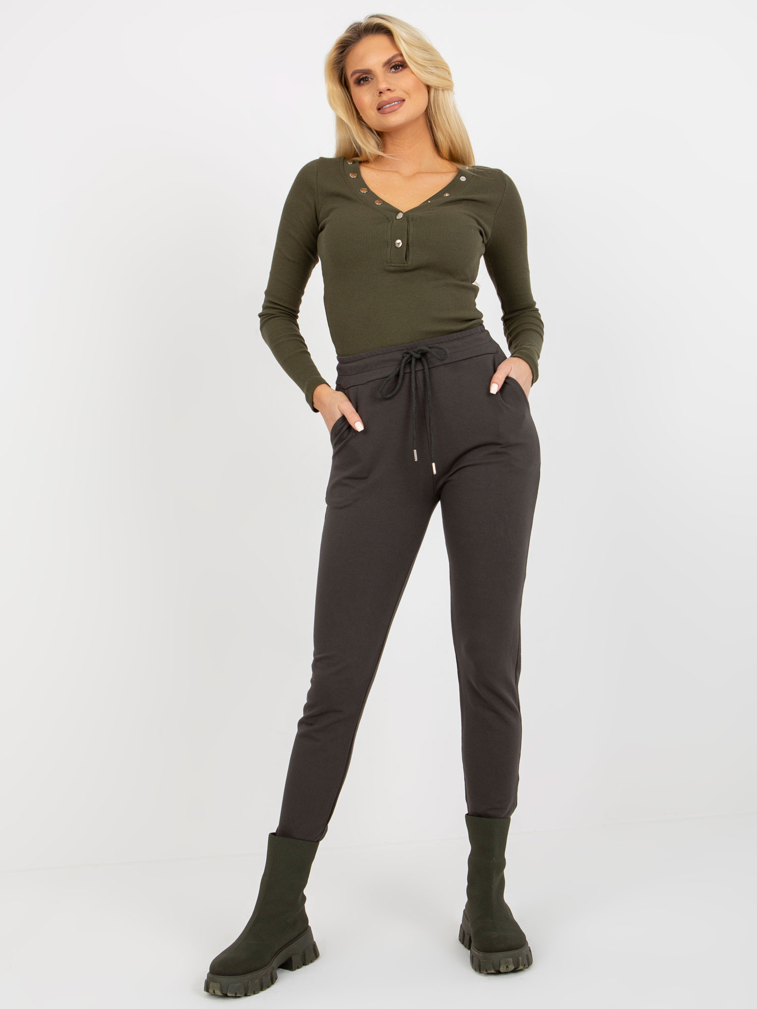 Hurtownia Khaki dresowe spodnie basic z wiązaniem 