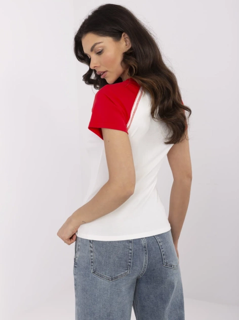 Ecru-czerwony t-shirt z kontrastowymi rękawami