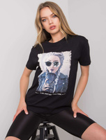 Juodas t-shirt su Kemmy spauda.