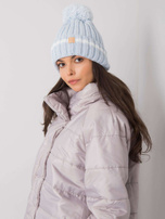 Hellblaue Mütze mit Bommel.