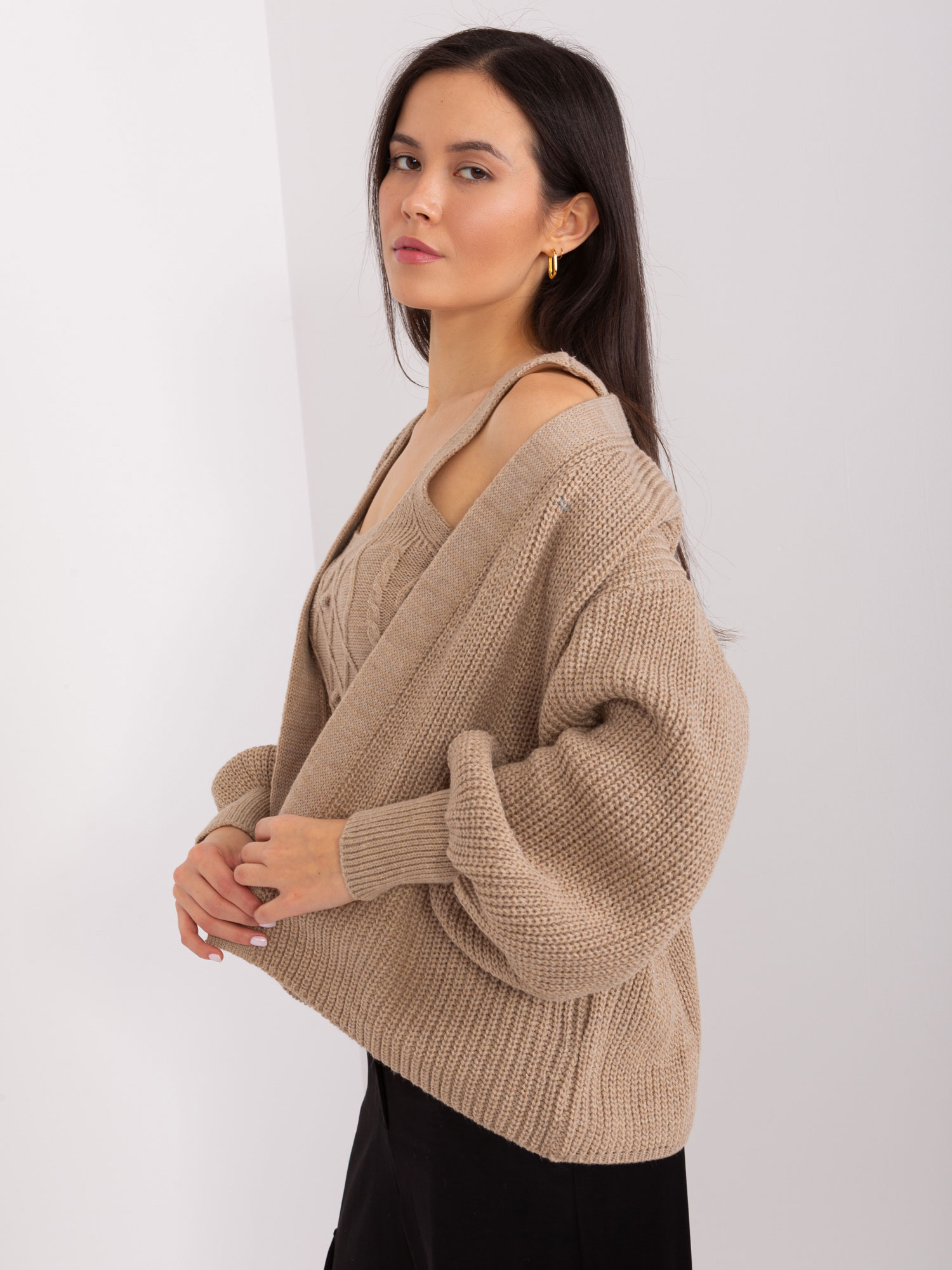 Dunkelbeige Set mit kurzer Strickjacke.