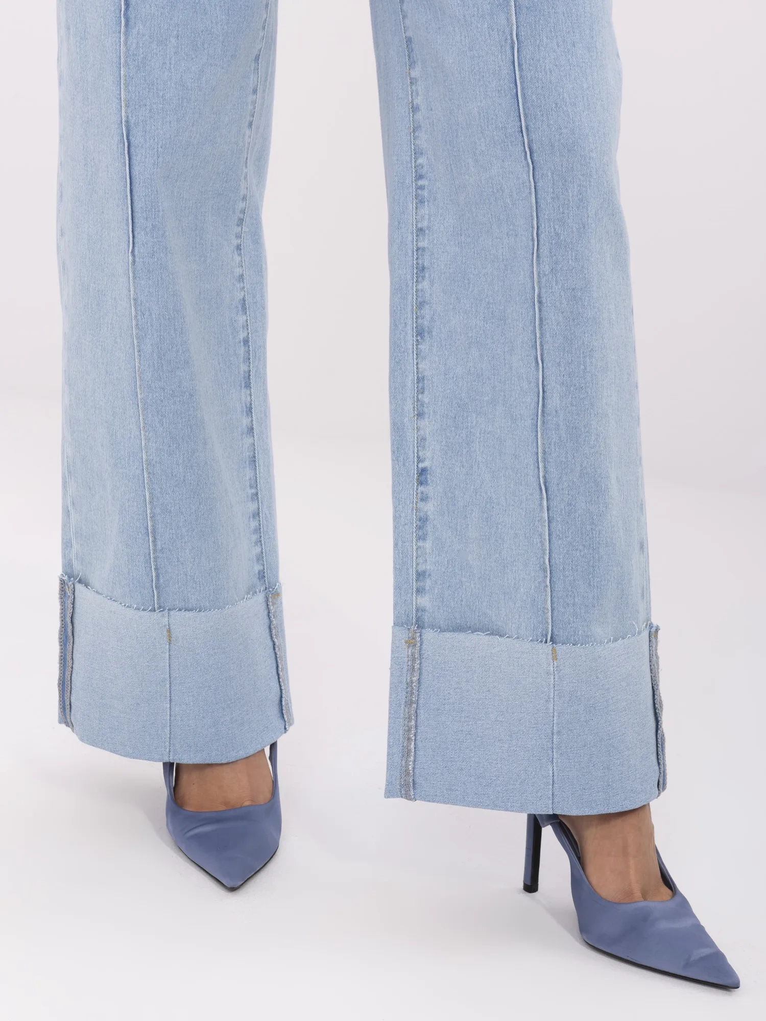 Blaue Damenjeans mit Nähten.