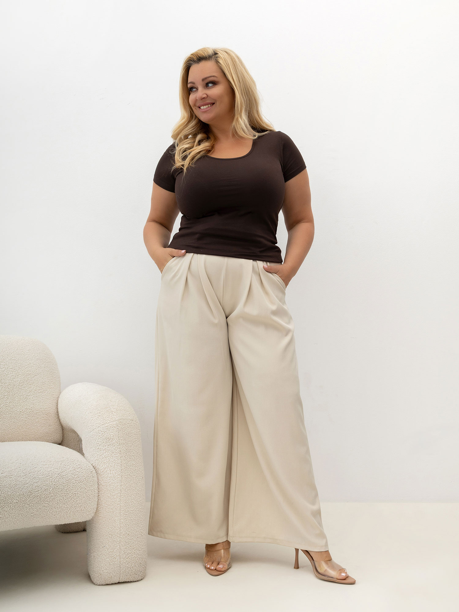 Čokoladna majica s kratkimi rokavi plus size iz bombaža RUE PARIS.
