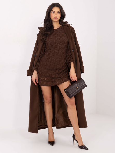 Schokoladenfarbendes Spitzenkleid mit Drapierung.