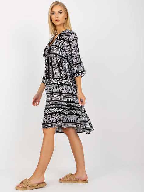 Czarna sukienka we wzory z falbaną i rękawem 3/4