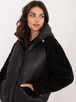 Hurtownia Czarna przejściowa kurtka z błyszczącą nitką