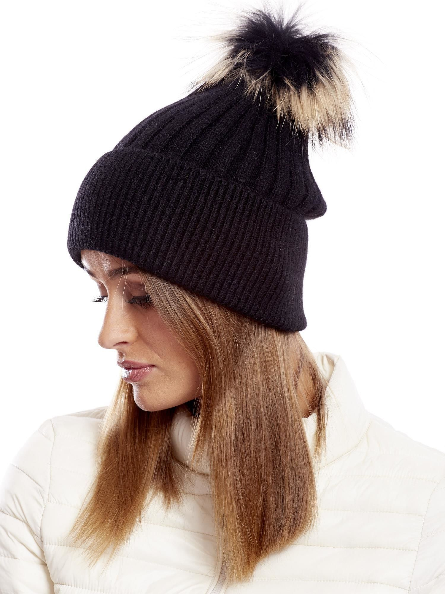 Schwarze gestreifte Mütze mit felligem Pompon.