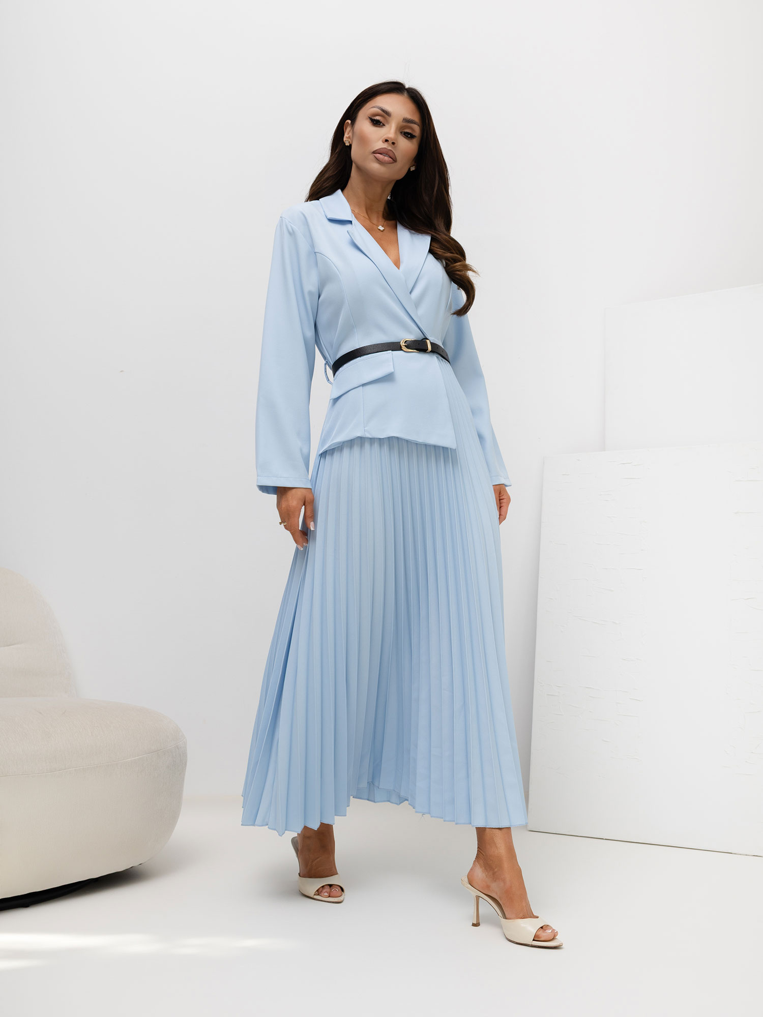 Jasnoniebieska elegancka sukienka z plisowanym dołem RUE PARIS