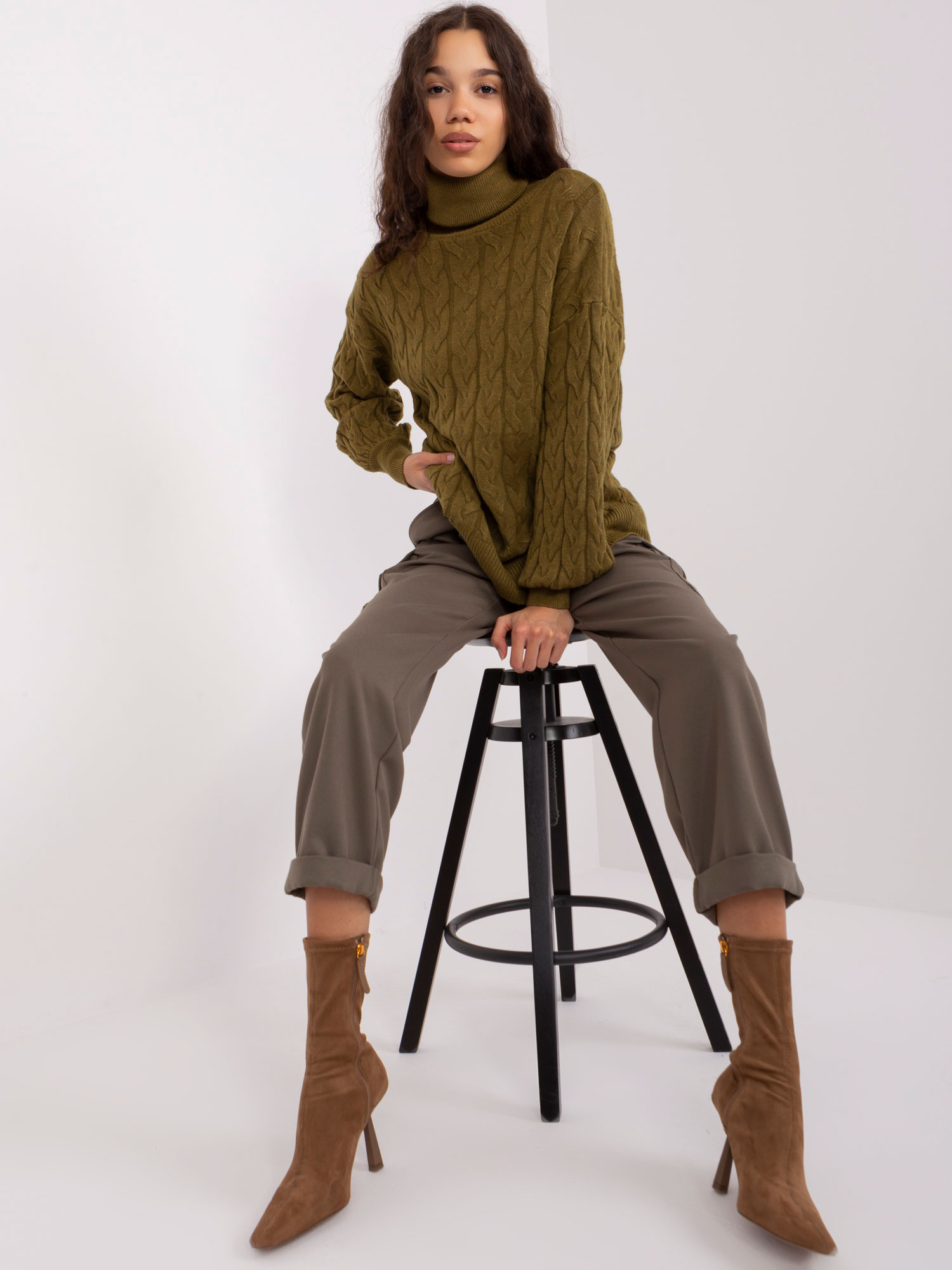 Khaki sweter golf damski ze ściągaczami