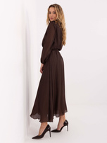 Dunkelbraunes Kleid mit langem Schal in der Taille RUE PARIS.