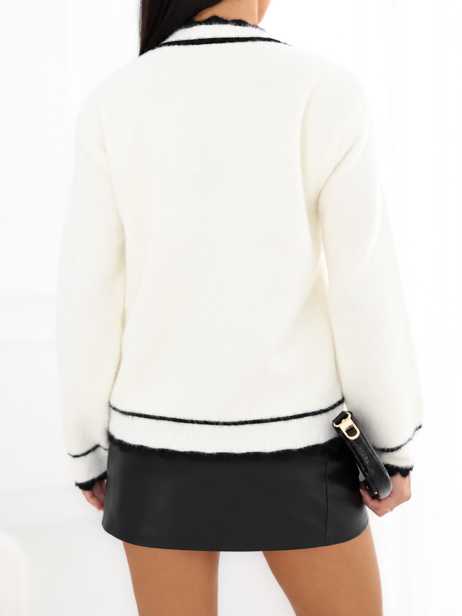 Ecru eleganter Cardigan mit kontrastierendem Besatz.