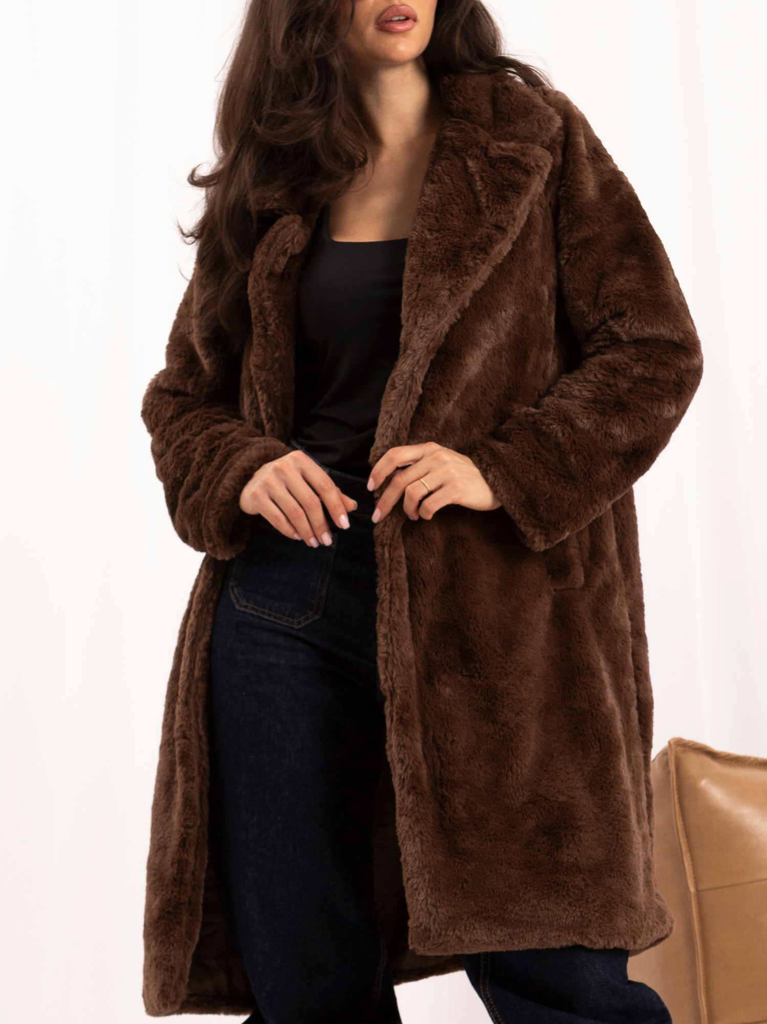 Brauner Winter-Midi-Mantel aus Kunstfell.